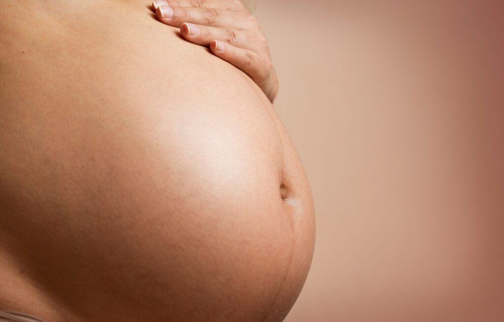 linija na stomaku u trudnoci